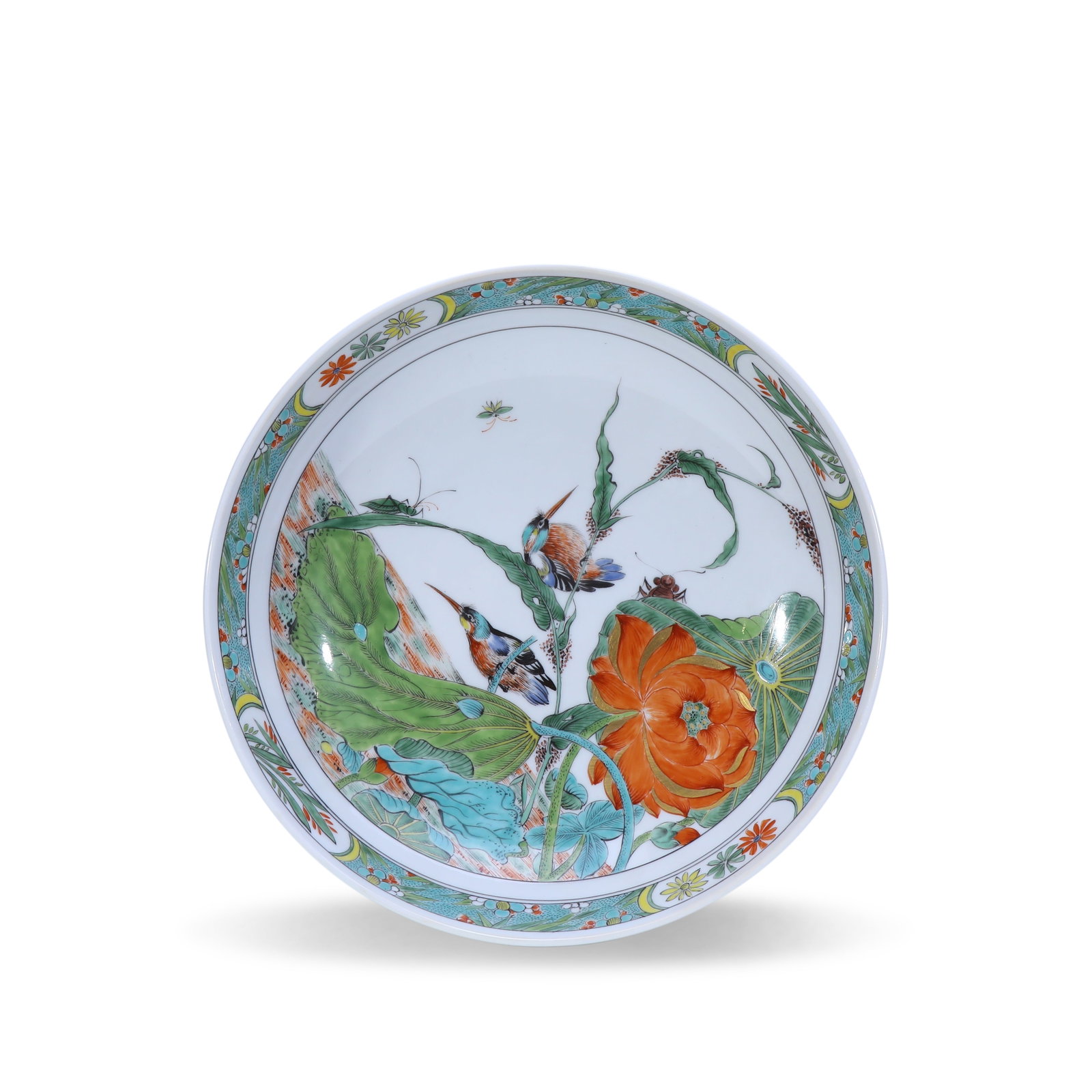 19th Century Hand-Painted Famille Rose Meissen Decorative Plate with Kingfisher and Lotus Pond Scene: D:21.7cm The main scene features red lotus flowers and emerald green lotus leaves, with two kingfishers perched on reed stalks, complemented by locusts and other insects, forming a complete ecological