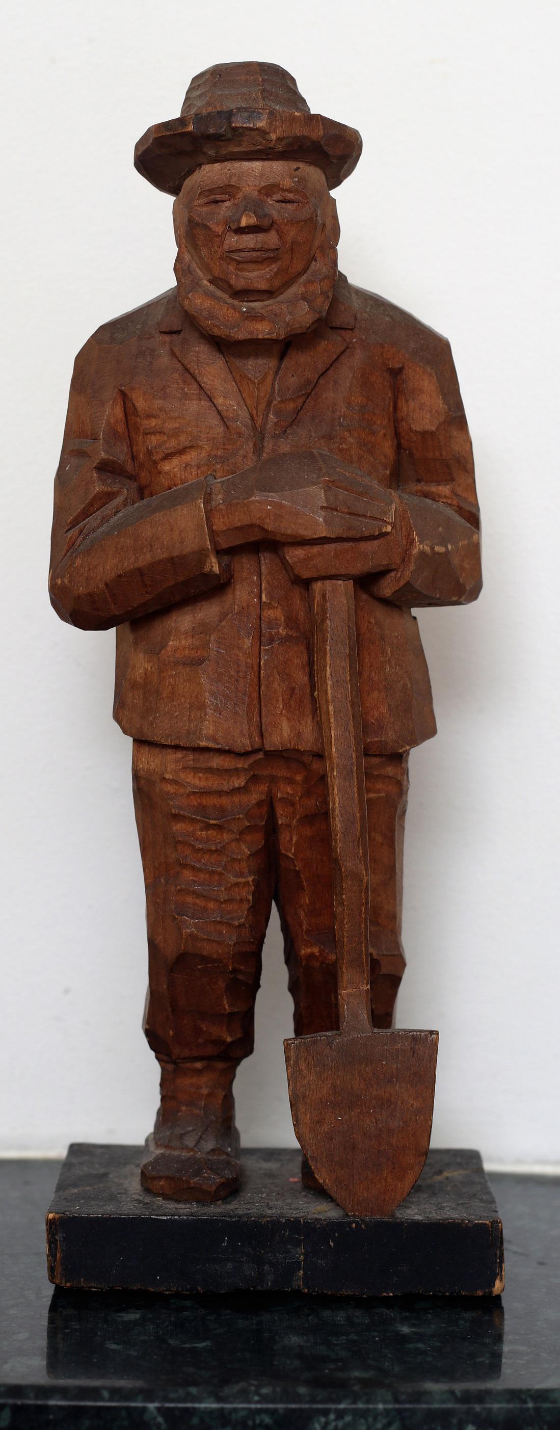 Märt Laarman (Estonian) wooden sculpture: Autor (Artist): Laarman, Märt (1896 - 1979), Töö nimi (Name): Mees labidaga, Aasta (Dated): 1935, Tehnika (Medium): skulptuur, puunikerdus (wooden sculpture), Mõõdud (size): 21,2 x 7,8 x 5,8 cm, 