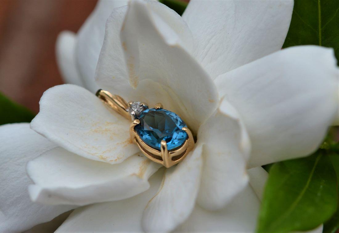 London Blue Oval Topaz and Diamond Pendant: Approximately 1 Carat, London blue topaz that is prong set with a diamond accent on top. The bale is split and can handle a thin chain up to 1.5 MM. Weight is 1.20 Grams