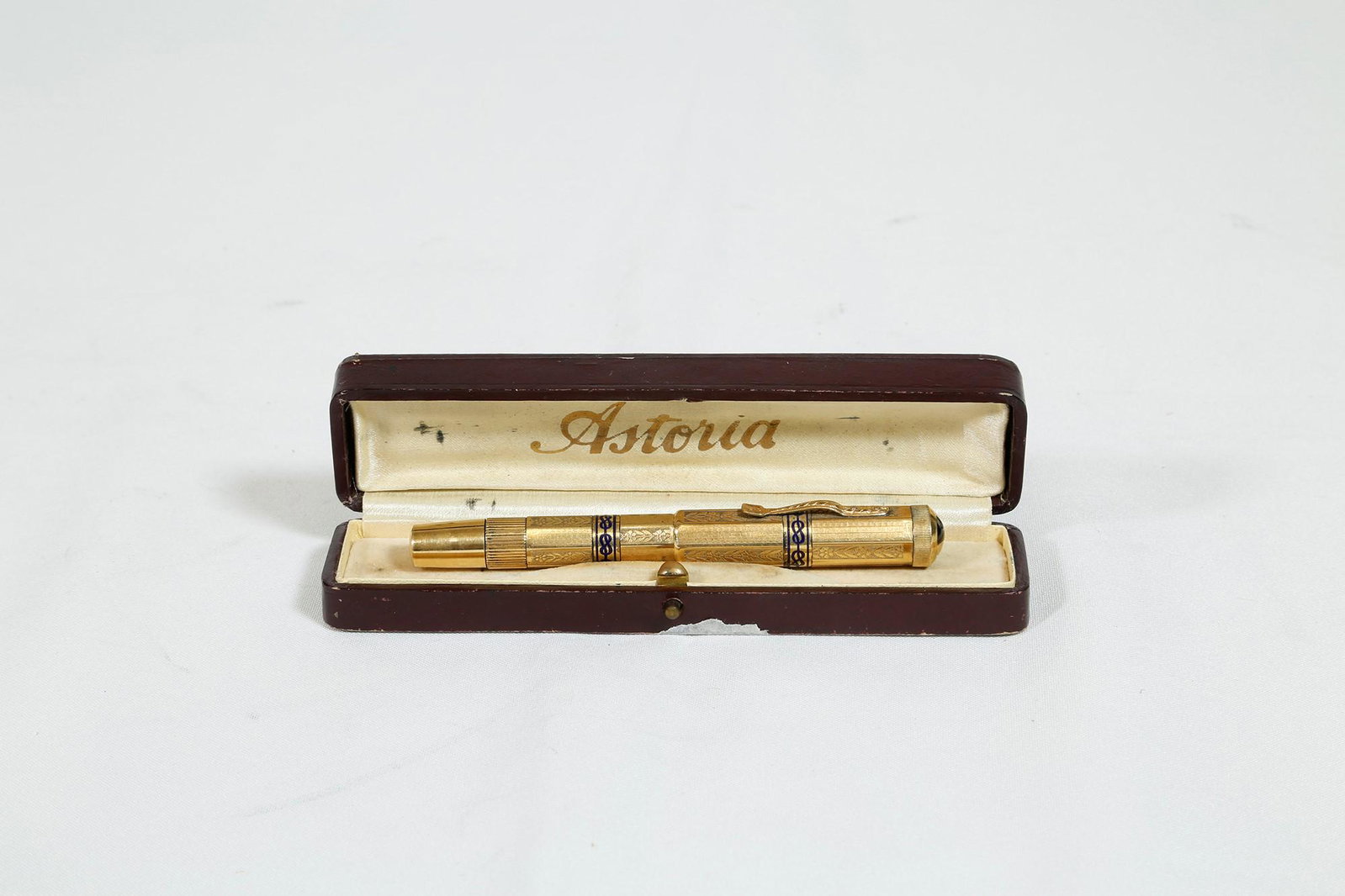Astoria fountain pen: in golden foil and bakelite, 14 kt gold nib, in original case.