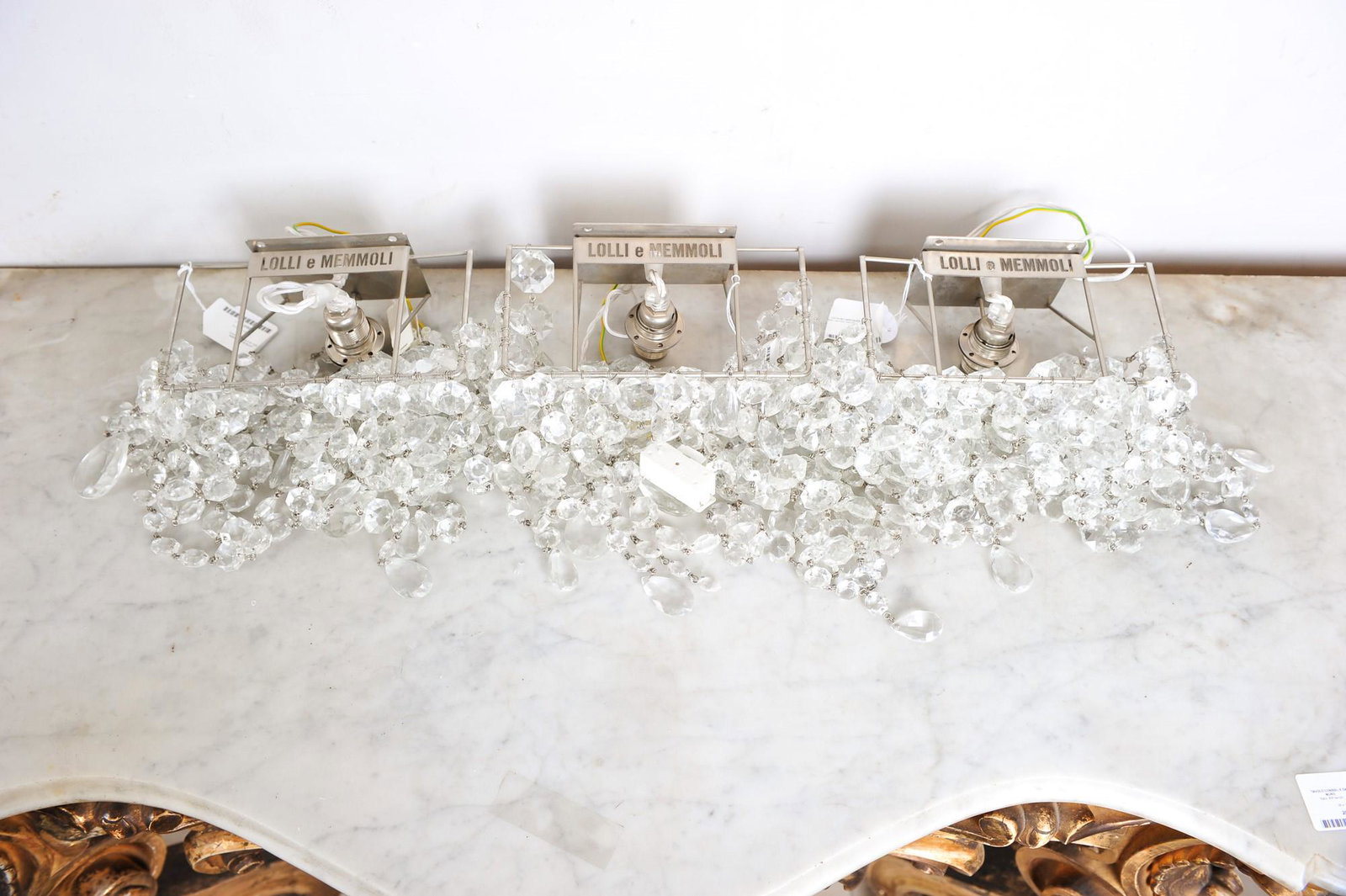Lot of 3 appliques Italy, second half of the 20th century: 20 x 10 x 42 cm in crystal and iron, with circular elements cut in counterpart. Manufacture Lolli - Memmoli.