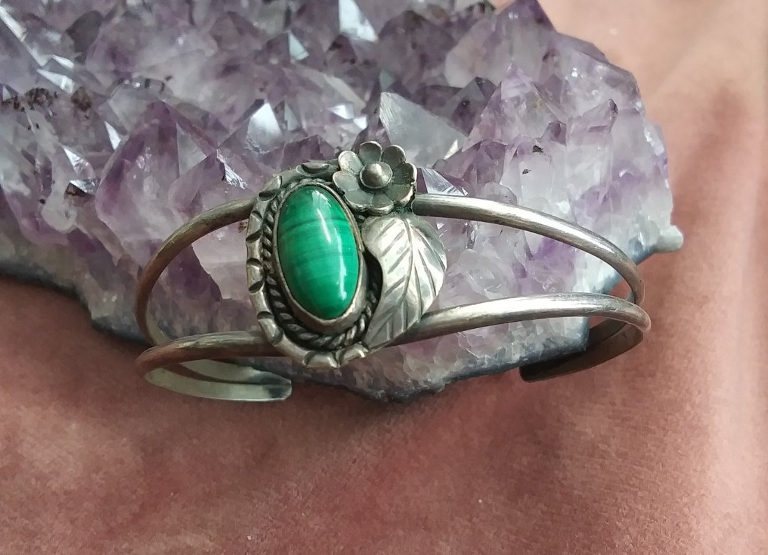 Sterling Silver Native American cuff bracelet green: Sterling Silver Native American cuff bracelet green agate? .925 cuff bracelet is completely adjustable to any wrist size. In beautiful condition