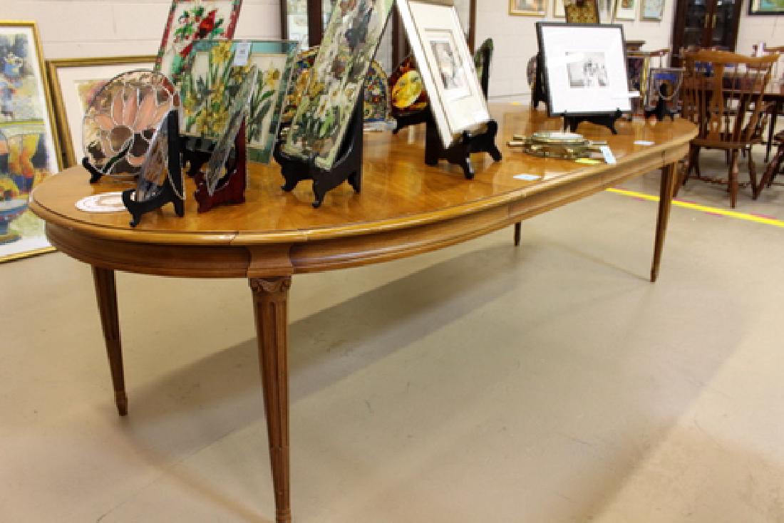 DINING ROOM TABLE WITH TWO LEAVES (1 of 3)