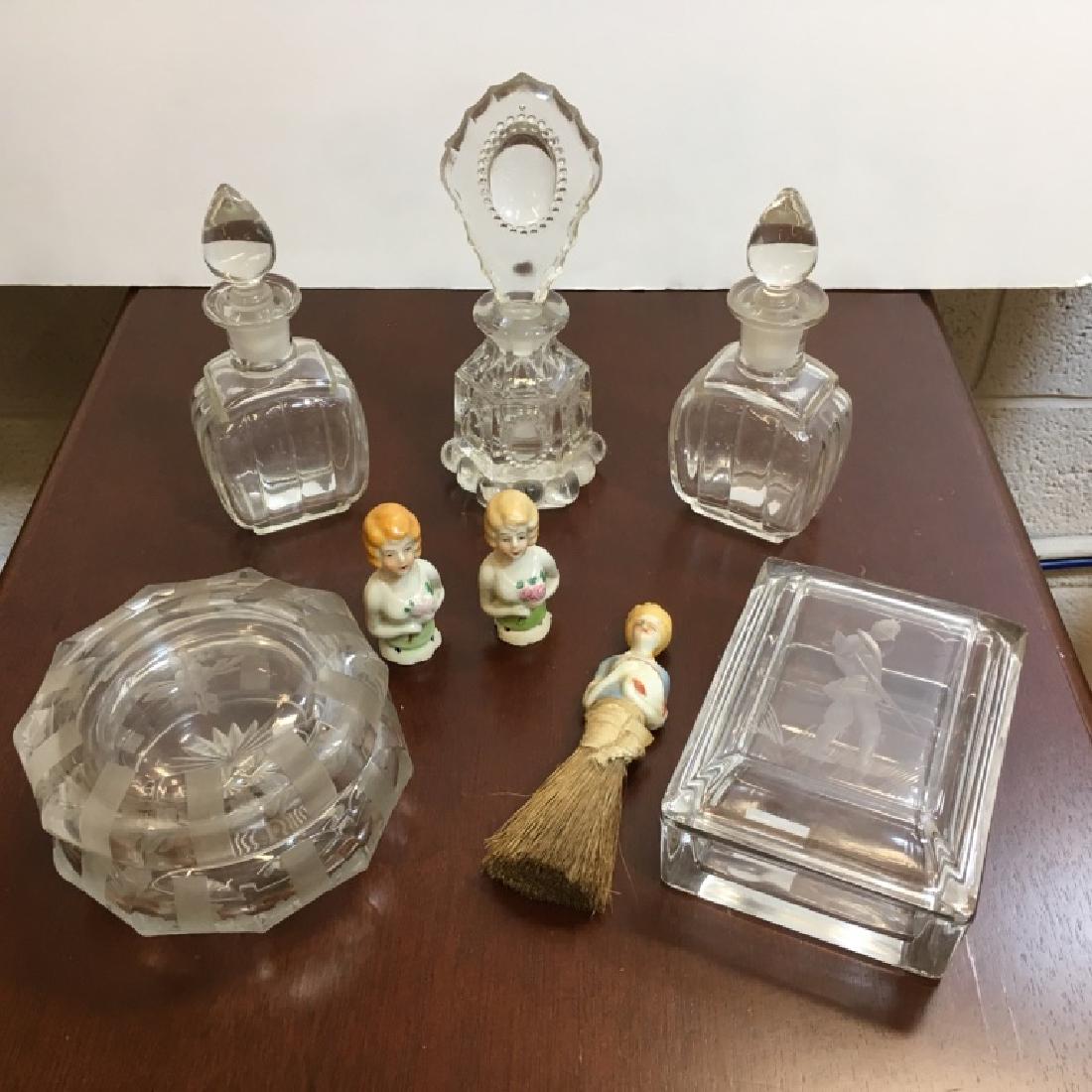 8 PCS OF ASSORTED VINTAGE VANITY ITEMS (1 of 4)