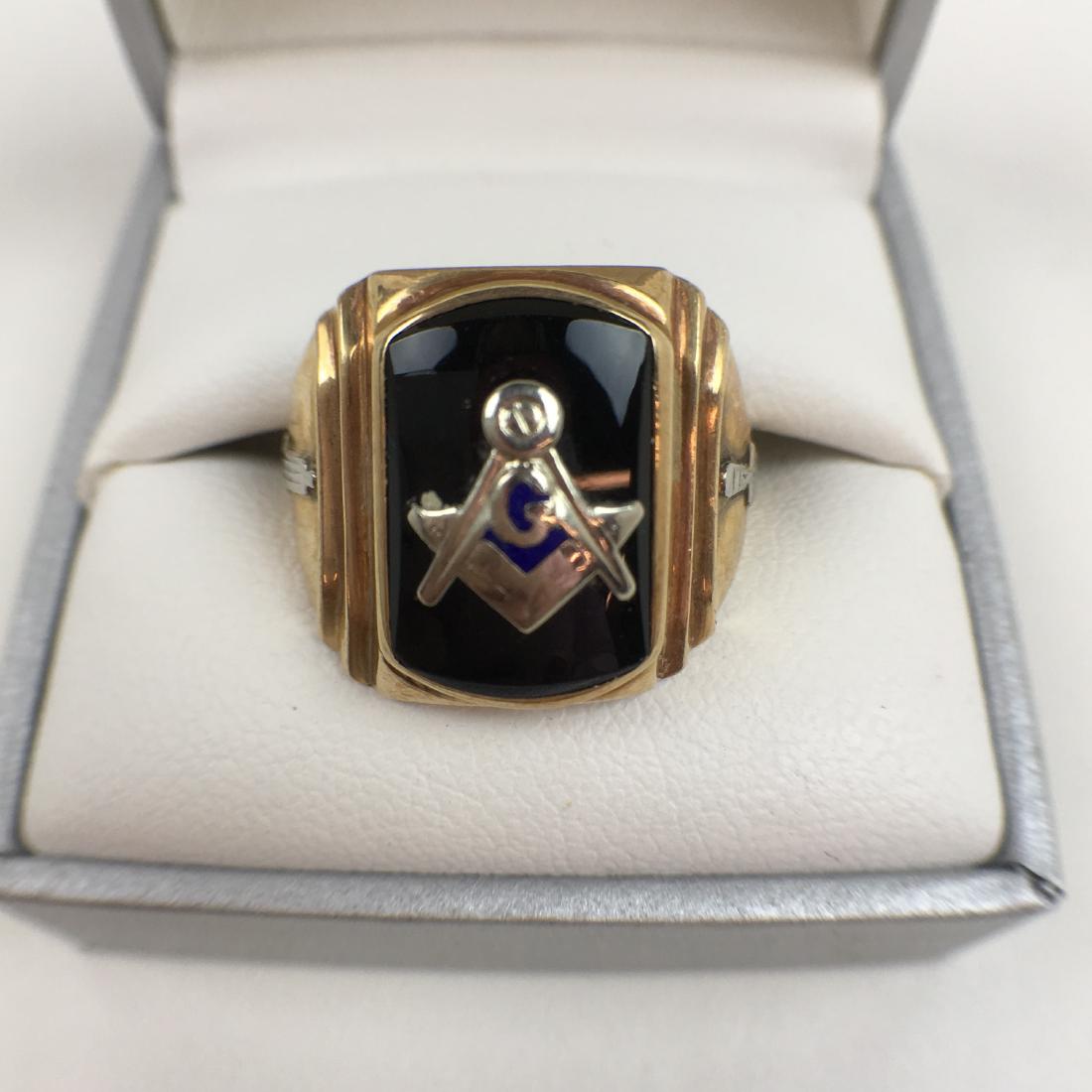 10K YELLOW GOLD & ONYX MASONIC MEN'S RING: Onyx stone mounted with the Masonic emblem of the square & compass - sz 8 - 6g