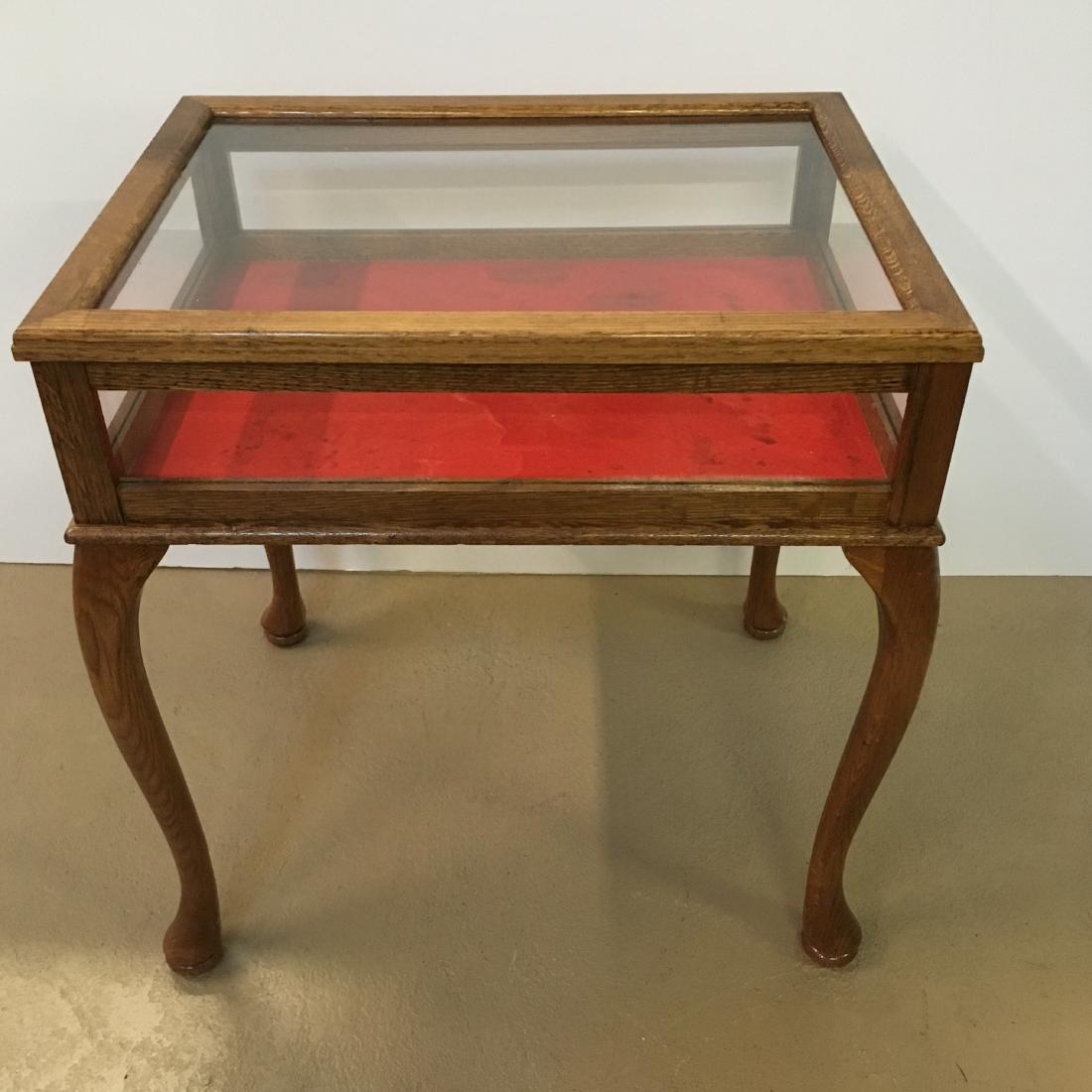 OAK QUEEN ANNE STYLE DISPLAY TABLE: Lift glass top - 23" l x 18.5" w x 24" h - interior red fabric is stained