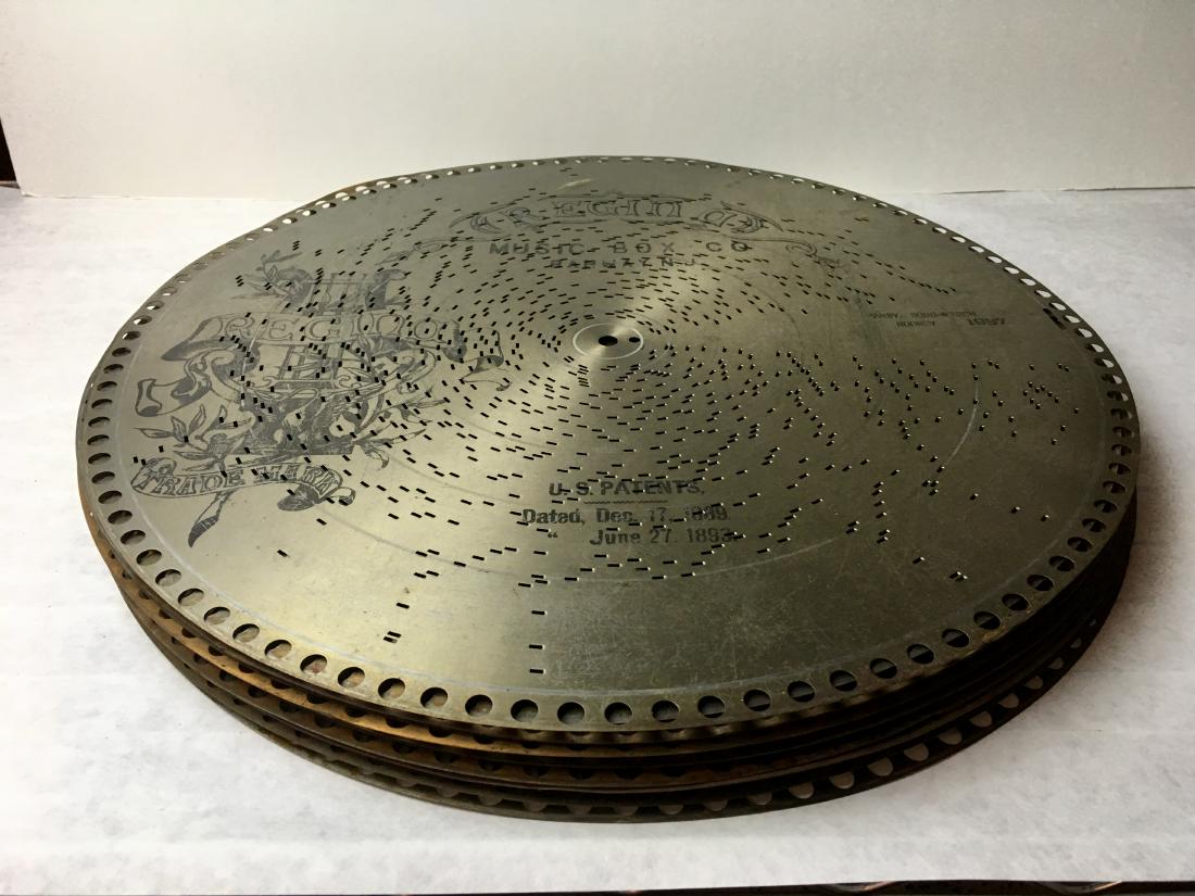 FIFTEEN ANTIQUE REGINA MUSIC BOX DISKS (1 of 16)