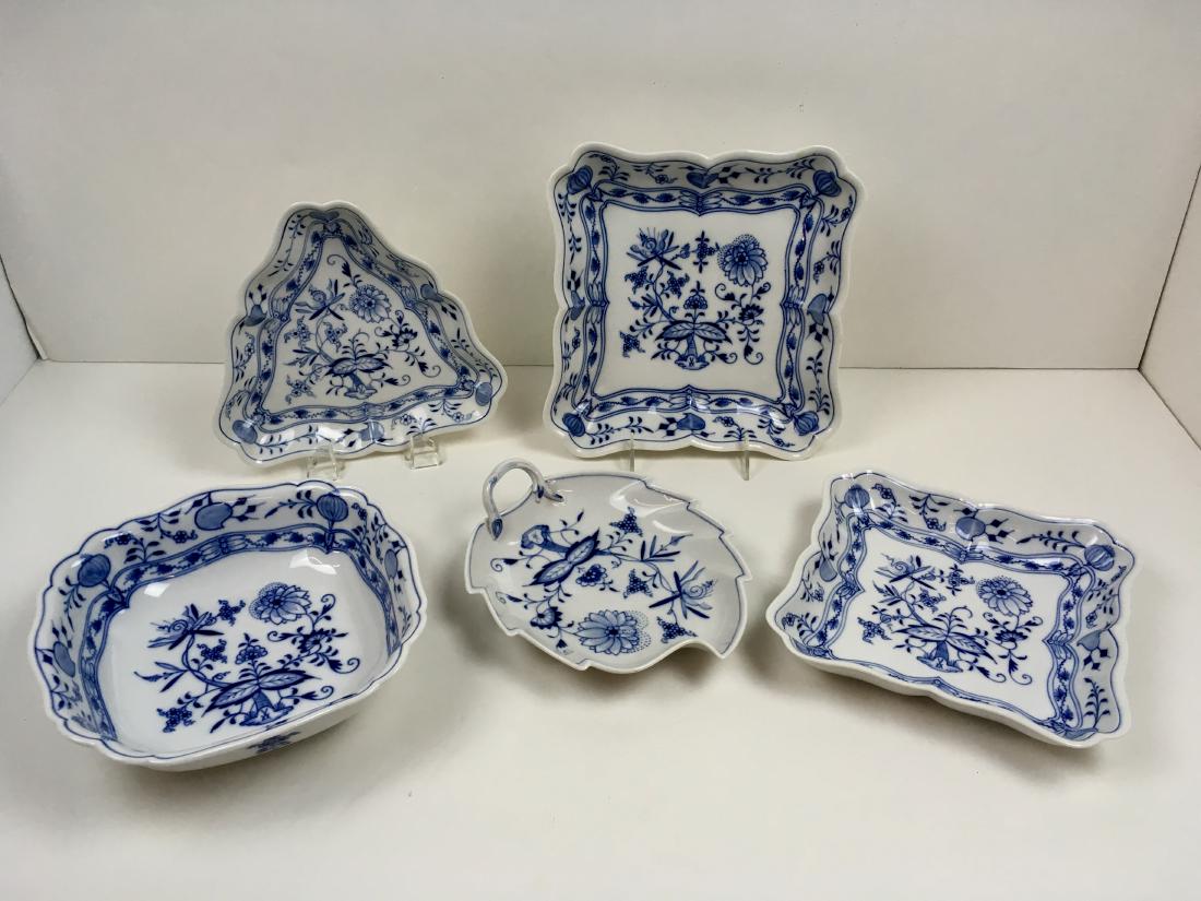 FIVE PCS OF BLUE ONION CHINA (1 of 11)