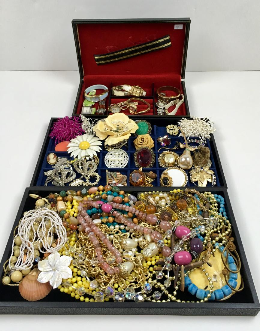 ASSORTMENT OF COSTUME JEWELRY AND WATCHES (1 of 13)