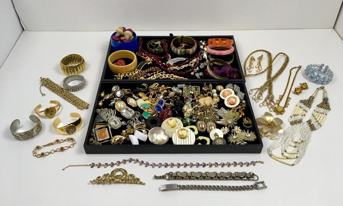 ASSORTMENT OF COSTUME JEWELRY (1 of 20)