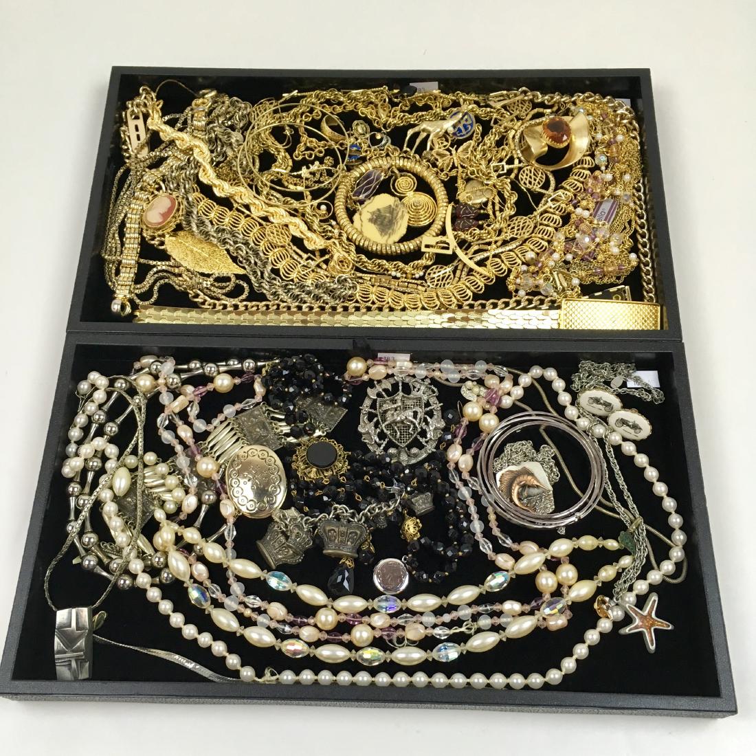 ASSORTMENT OF COSTUME JEWELRY (1 of 12)