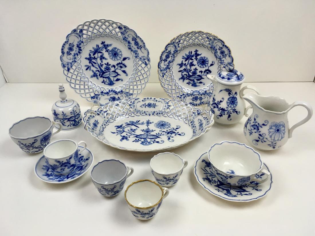 FOURTEEN PCS OF BLUE ONION CHINA (1 of 9)