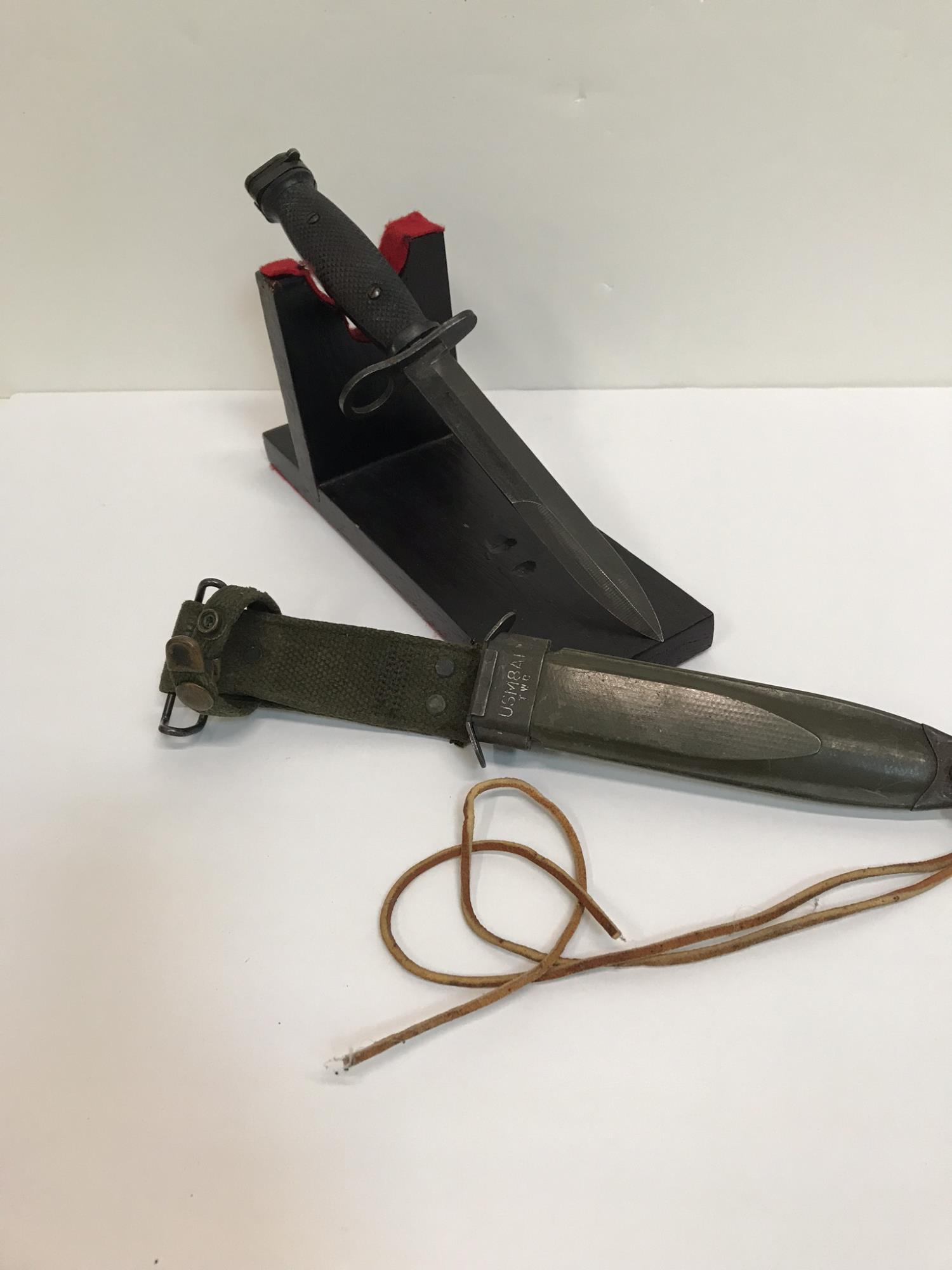 US M7 BAYONET AND USM8A1 SHEATH: U.S. military for the M16 rifle, it can also be used with the M4 carbine as well as many other assault rifles, carbines and combat shotguns.