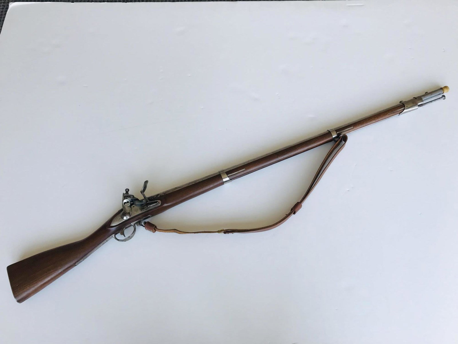 1816 HARPER'S FERRY FLINTLOCK MUSKET REPLICA: Made in Italy. David Pedersoli. Stamped on the lock plate - American eagle and US - Harper's Ferry 1816. - Cailber .69. Black powder only. With strap and ramrod . Good condition. Serial #ET09499.