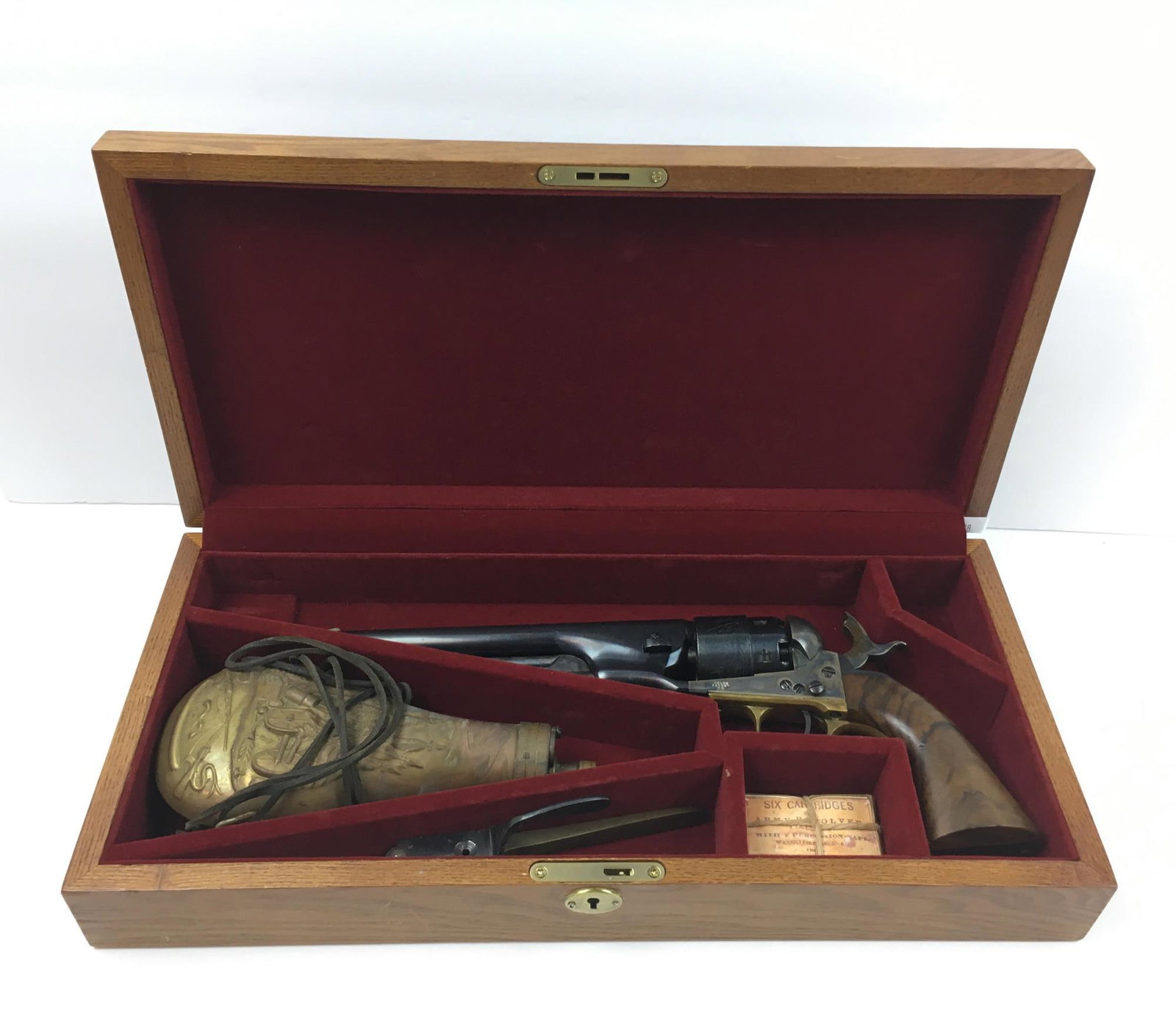 REPRODUCTION US NAVY 1851 COLT IN FITTED BOX: for black powder - Engraved cylinder Alos marked with Colt's Patent No 671 - With percussion caps - Powder flask - Bullet mold all in a fitted box. 201671 Serial #.