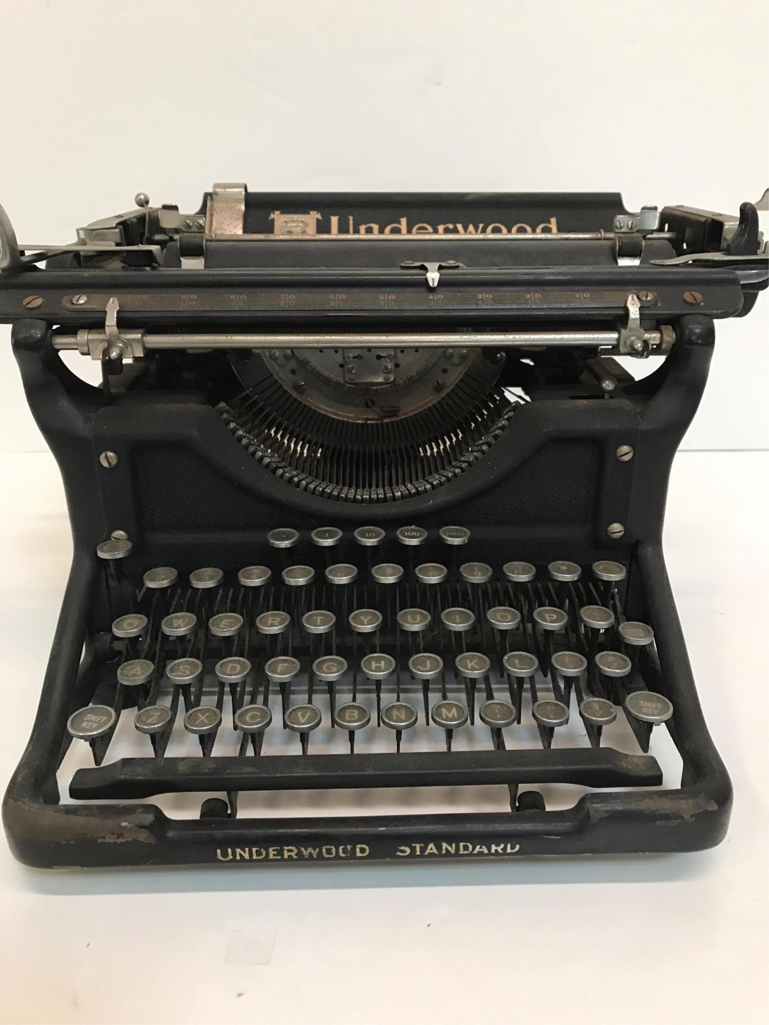 ANTIQUE UNDERWOOD TYPEWRITER: serial num 4112496-11, 11" platen , @ key sticks