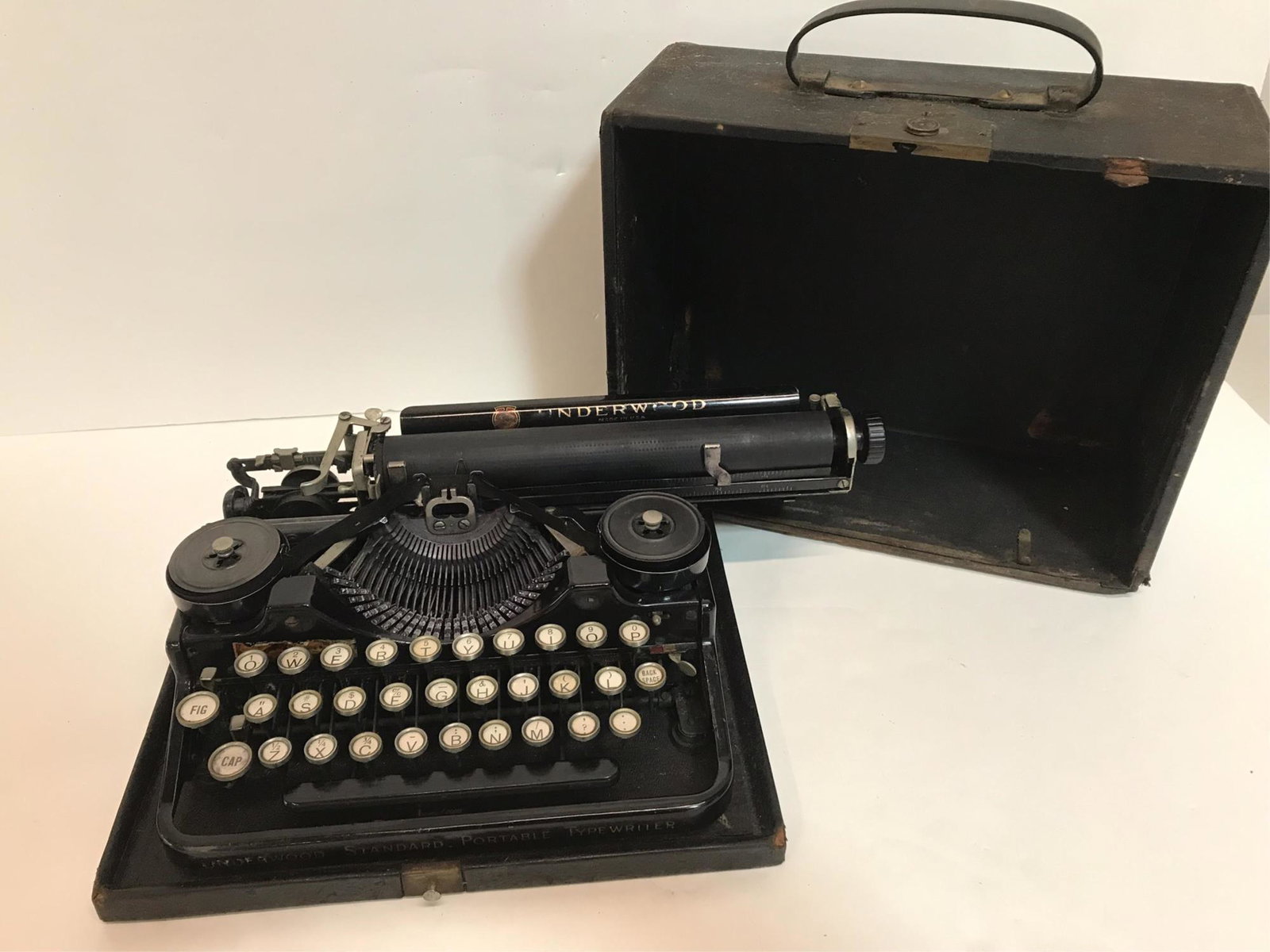 UNDERWOOD STANDARD PORTABLE TYPEWRITER: serial number 68735, 9" platen , case has scrapes and peeled paint inside