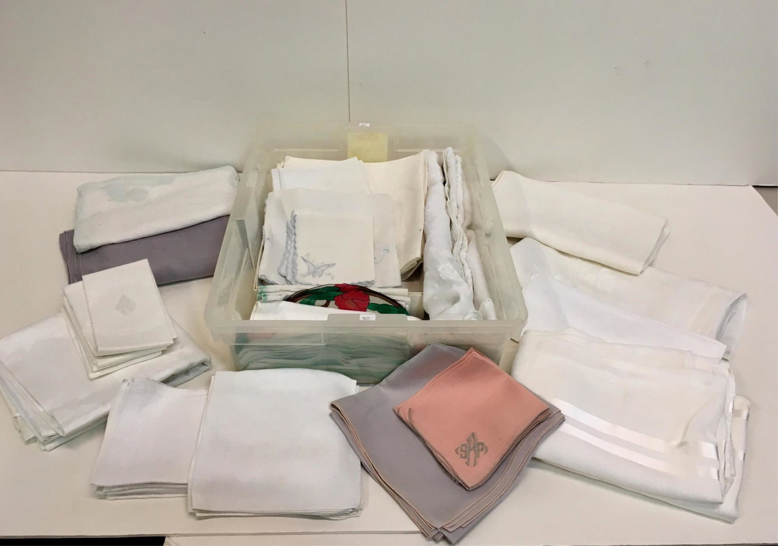 ASSORTED VINTAGE LINENS: Tablecloths, placemats & napkins - damask, linen, monogrammed pieces, etc.