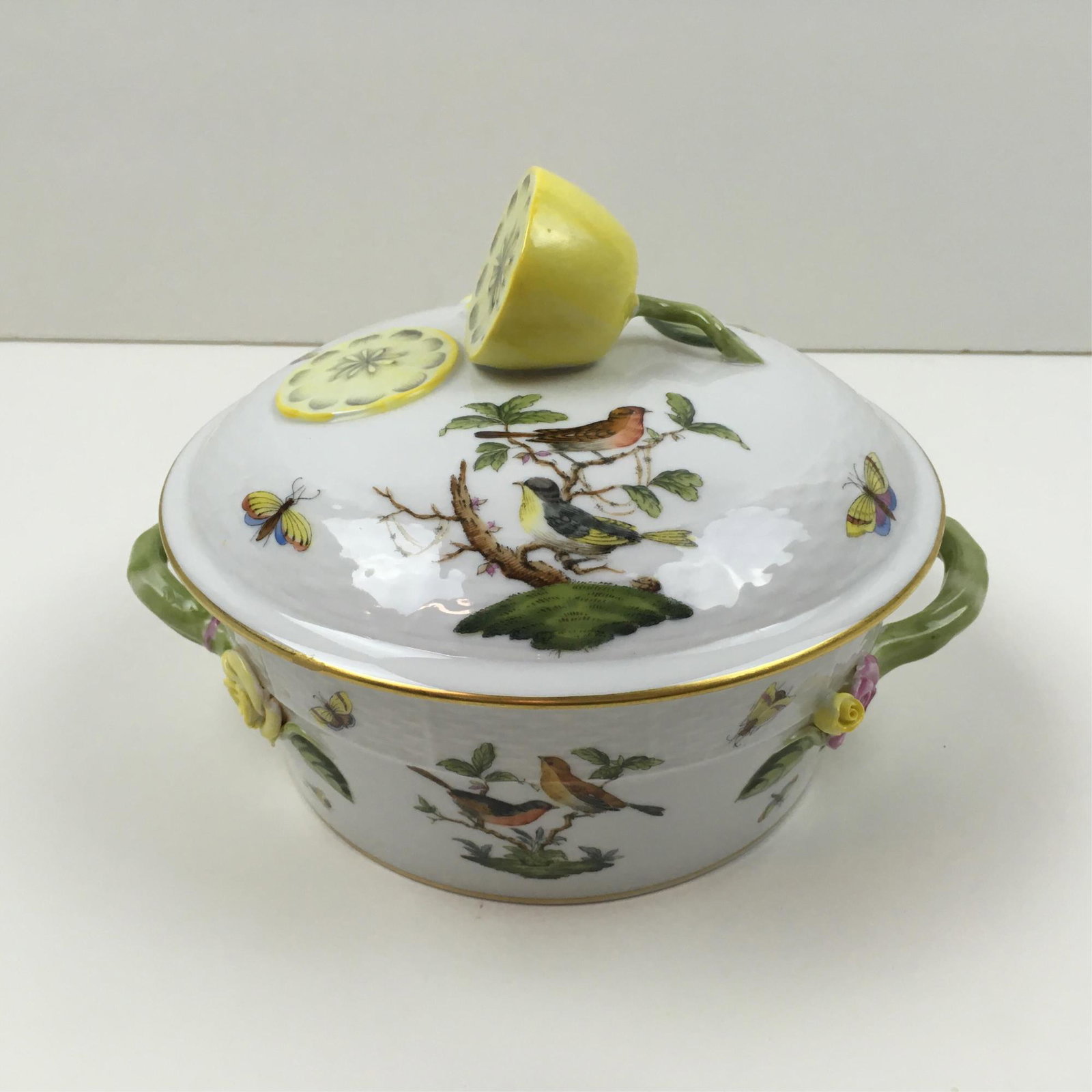 HEREND ROTHSCHILD BIRD LIDDED ROUND DISH W/ LEMON: 8" handle to handle - no damage noted