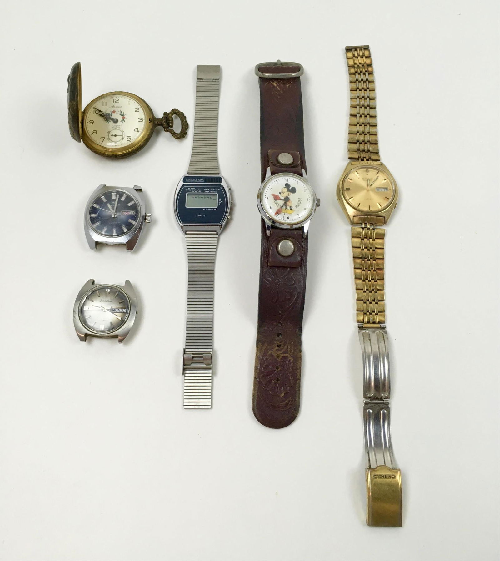6 MEN'S WATCHES: Arnax 17 jewel pocket watch in hunter case non-working, Mickey Mouse 17 jewel watch Swiss made in working condition, Seiko 17 jewel automatic, Quartz Cronoalarm, vintage Jacques Monnat automatic in no
