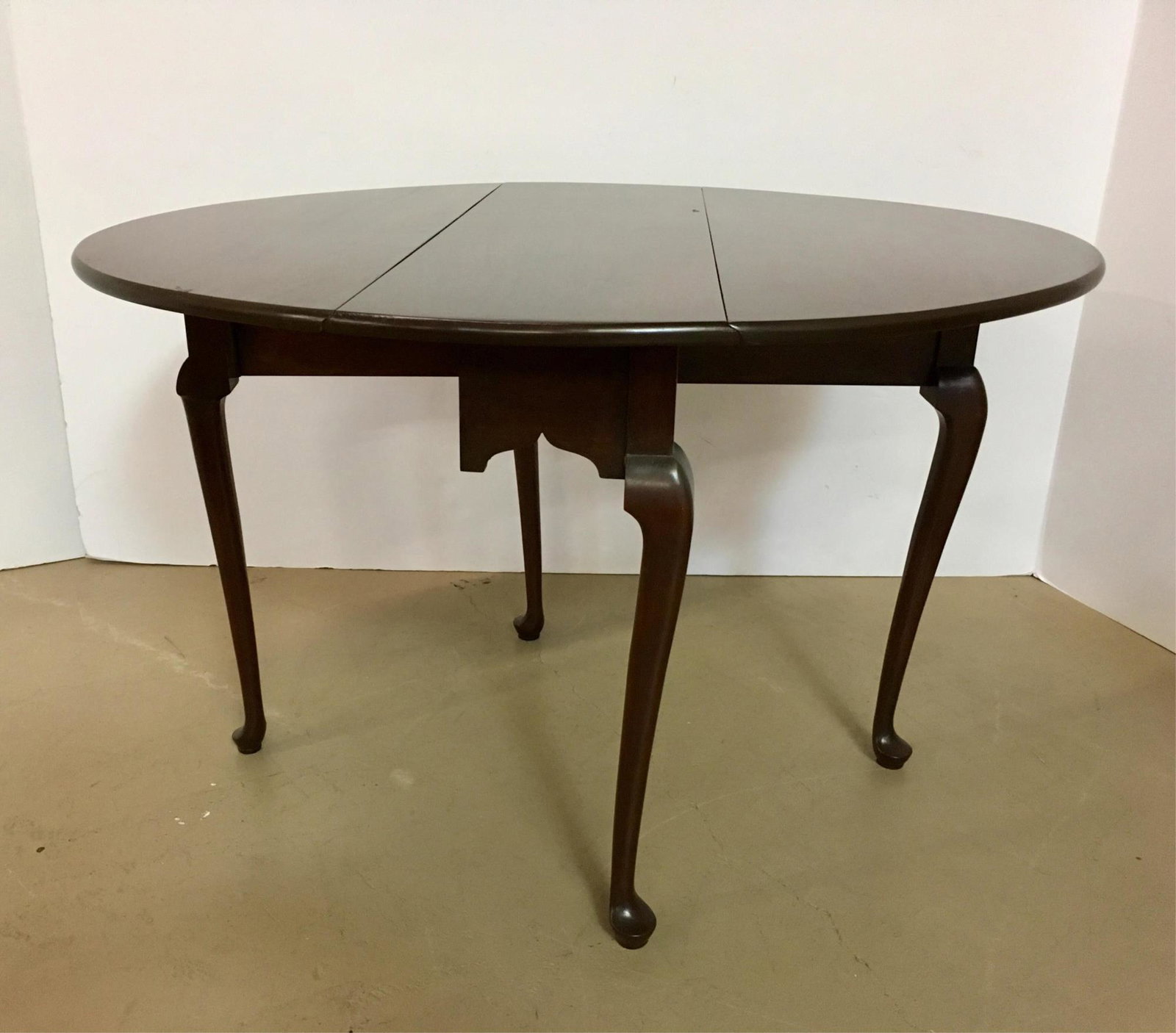 MAHOGANY QUEEN ANNE STYLE DROP LEAF TABLE: Oval table with open gate leg - 42.25" (14" when closed) x 45.25" x 29.25" h