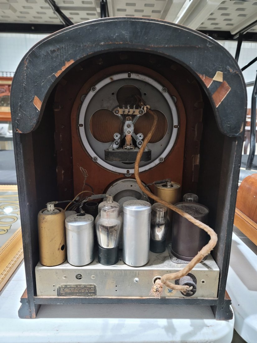 Atwater Kent, Model 465 Cathedral Radio: Atwater Kent, Model 465 Cathedral RadioThe radio has not been tested. The electrical cord is missing.