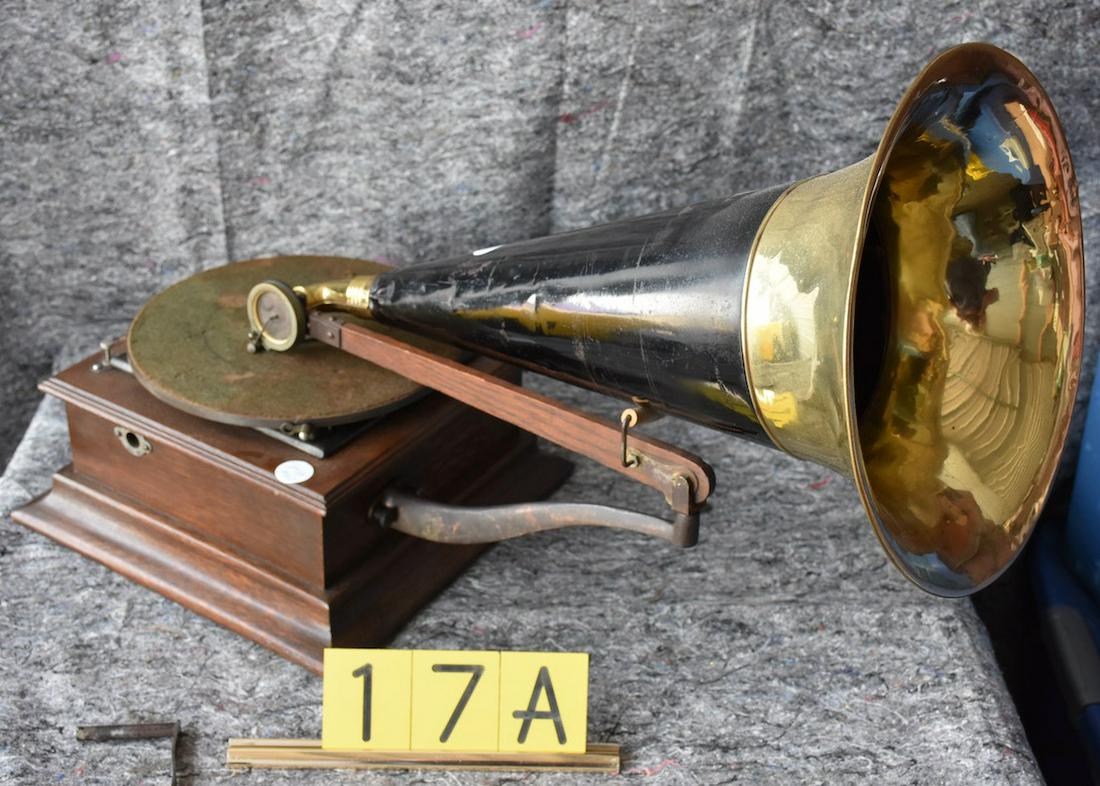 Victor Type "P" disc phonograph: Front mount brass bell horn, Exhibition reproducer, crank and record screw