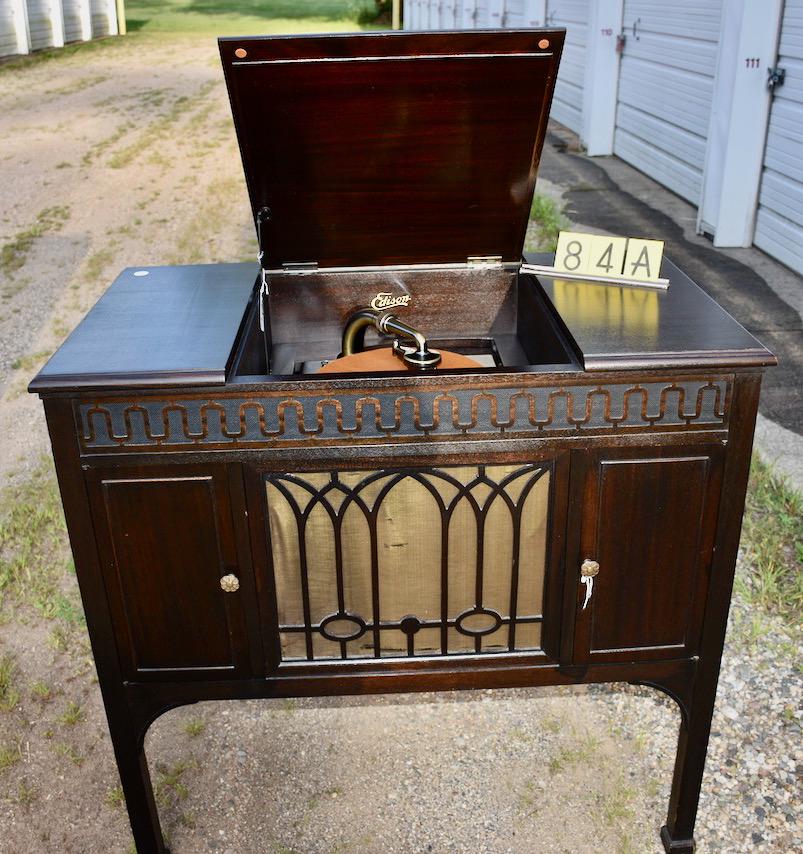 Edison Chippendale Diamond Disc Phonograph: Console Model. Model CC32. SN-2288