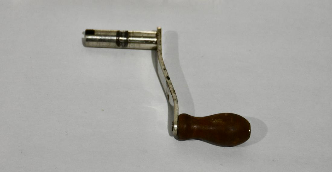 Small phonograph slotted crank: Small phonograph slotted crank