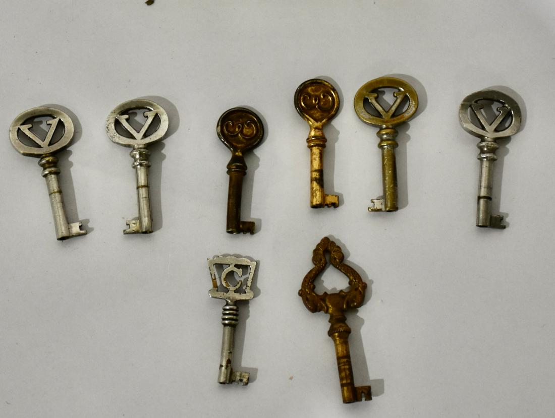 8 Phonograph Keys: 4 Victor "V" keys, 2 Edison "E" keys, 1 Edison Dolphin key and 1 Columbia "C" key, 8 total