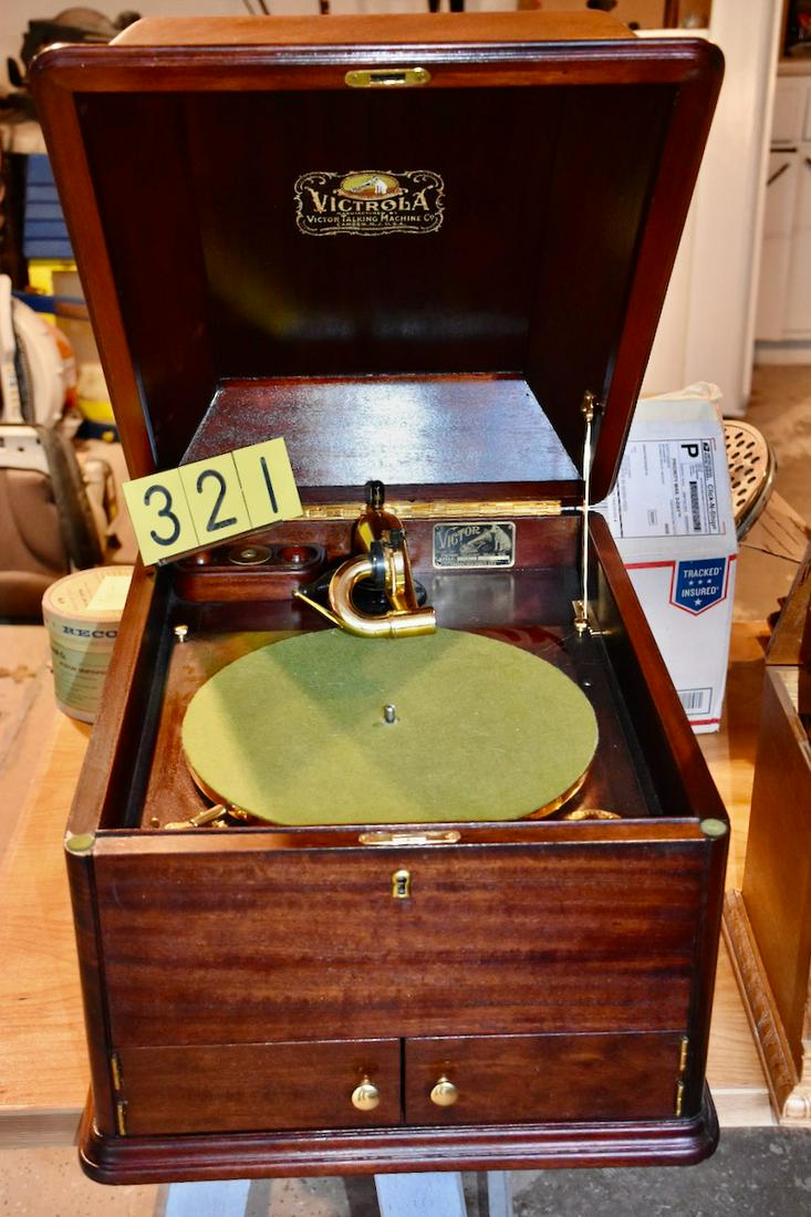 Victor Victrola VV-XII mahogany case phonograph: Excellent. SN-1330