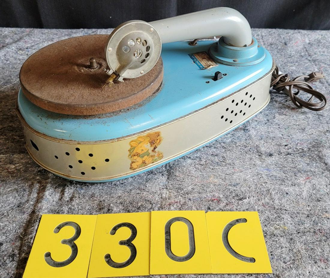 Child's Model 400 electric disc phonograph.: Made by Spear Products, Inc.