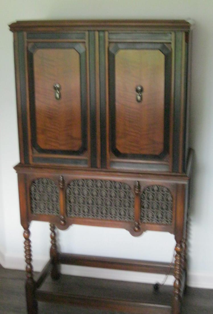 Victor Electrola 7-26X Upright Floor Model Phonograph: Cabinet is in excellent condition. Has the optional electro-magnetic speaker. Fully functional