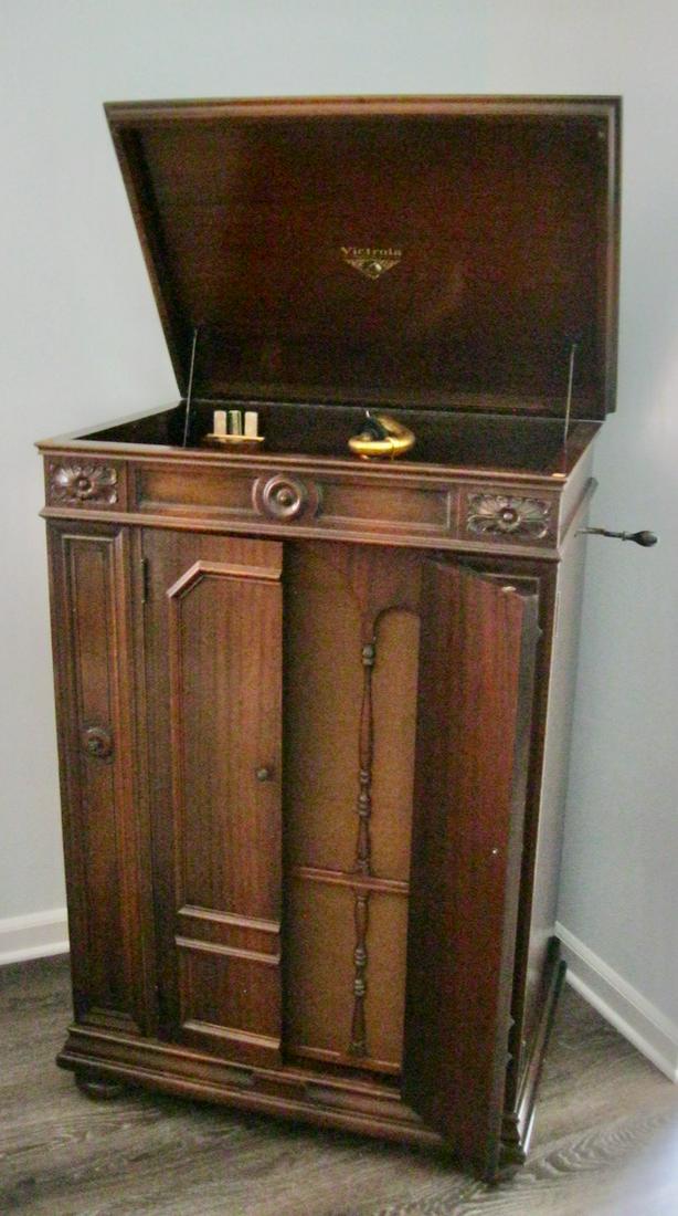 Victrola 9-25 Spring-Wound Credenza: Rebuilt motor and reproducer, speed indicator not functioning. Original grille cloth, crank and turntable felt