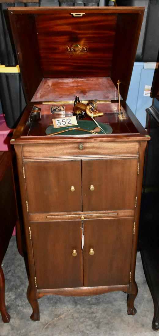 Victor Victrola VV-XIV floor model phonograph: Mahogany cabinet. Gold Exhibition reproducer. SN-6361