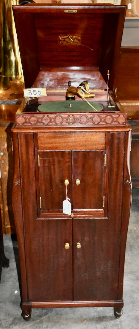 Victor Victrola VTLA floor model mahogany phonograph: Gold Exhibition reproducer. SN-7920