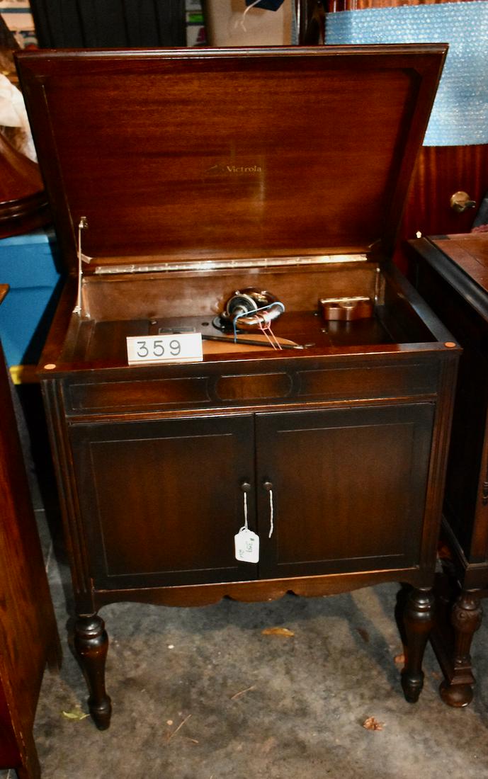 Victor Victrola Colony console phonograph.: Orthophonic reproducer. SN-6001