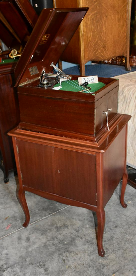 Victor Victrola VV-IX disc phonograph and cabinet: Mahogany lidded case, Exhibition reproducer and mahogany base record cabinet
