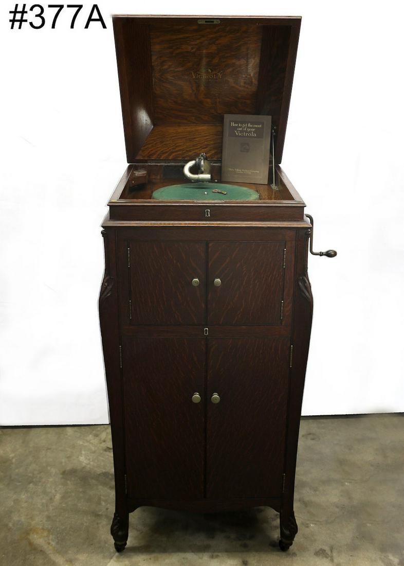Victor Victrola VV-XIV floor model phonograph: Oak cabinet. Exhibition reproducer. SN-86322E