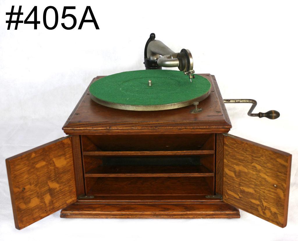 Victor VV-IV oak case disc phonograph: Inside horn, Exhibition reproducer, has an incorrect crank. SN-538495