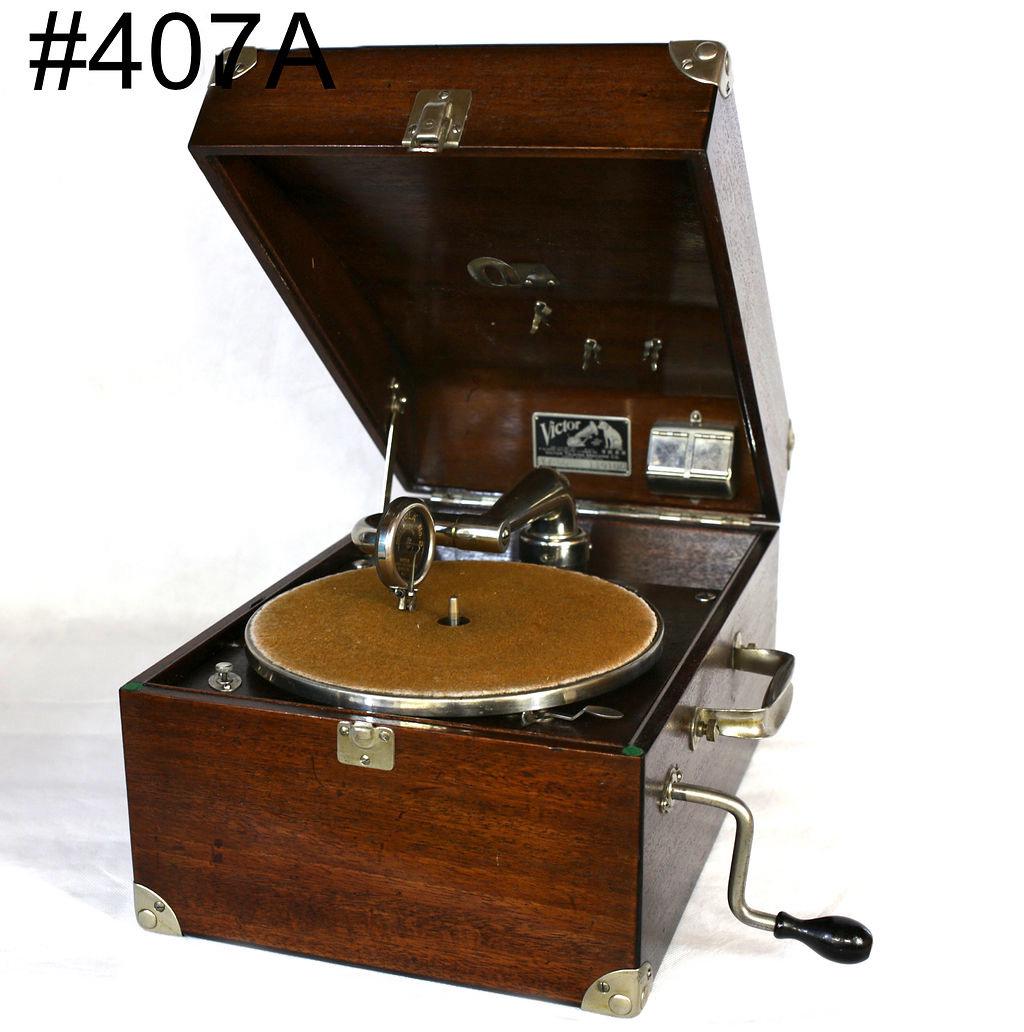 Victor mahogany case VV-50 suitcase model phonograph: Victrola No. 2 reproducer. SN-119106