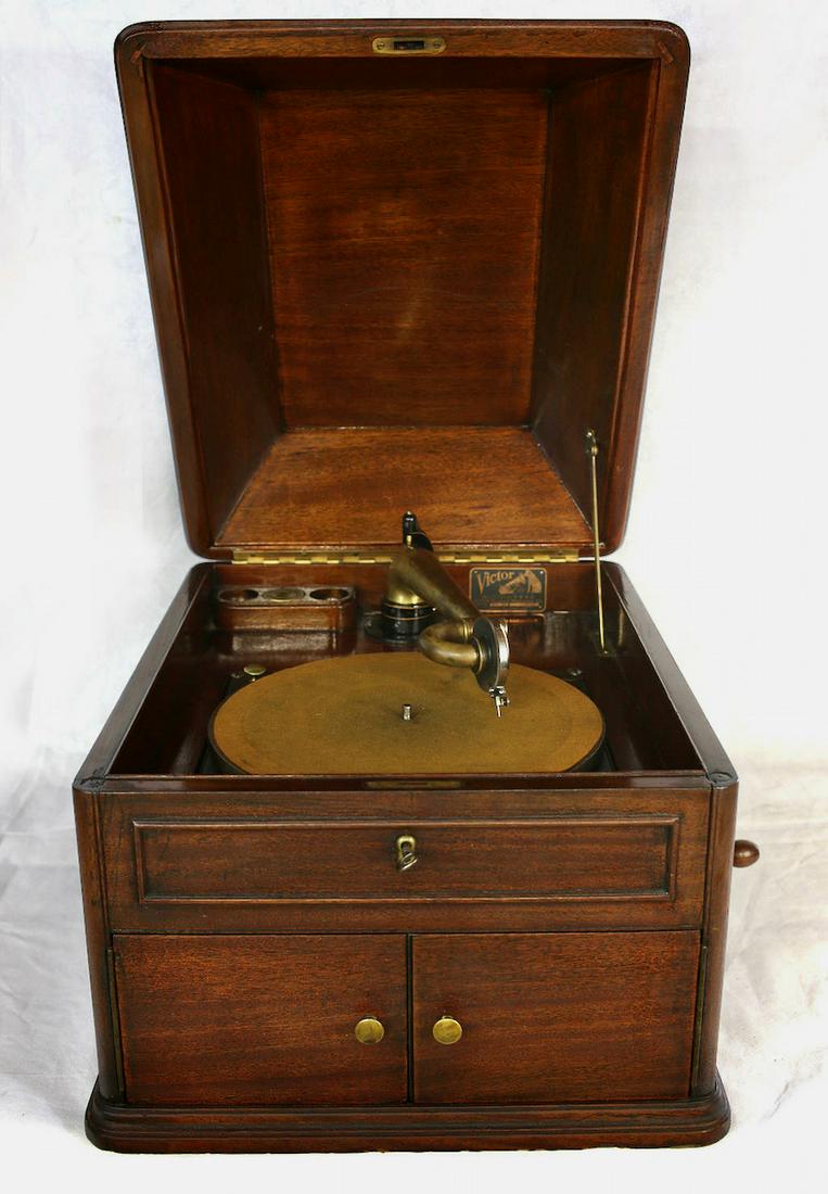 Victor VV-XI mahogany table model disc phonograph: Victrola No 2 reproducer. SN-9126a