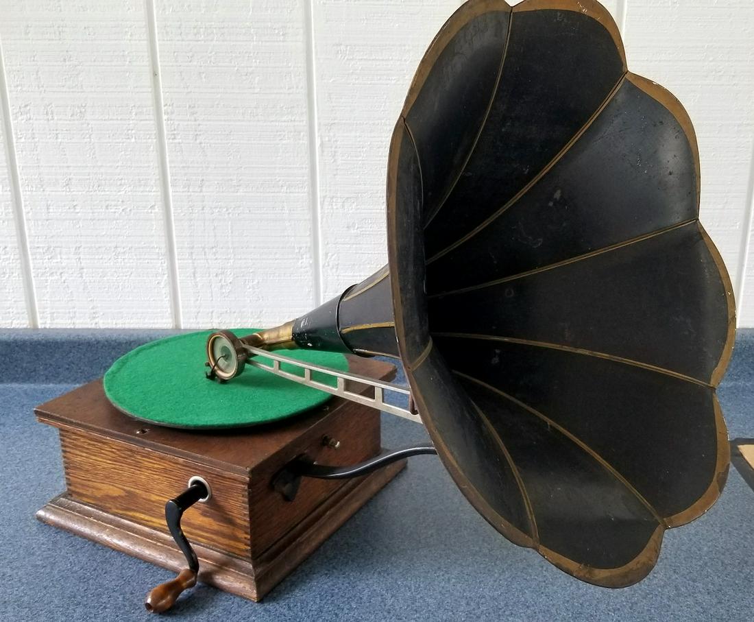 Standard "X" disc phonograph: Front mount black horn with reproducer & crank