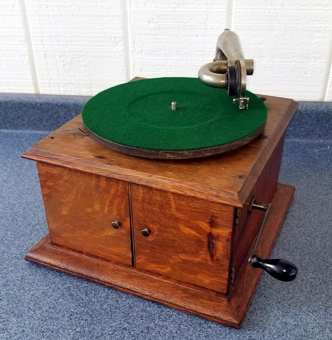 Victor Victrola VV-IV disc phonograph in an oak cabinet: Victor Victrola VV-IV disc phonograph in an oak cabinet