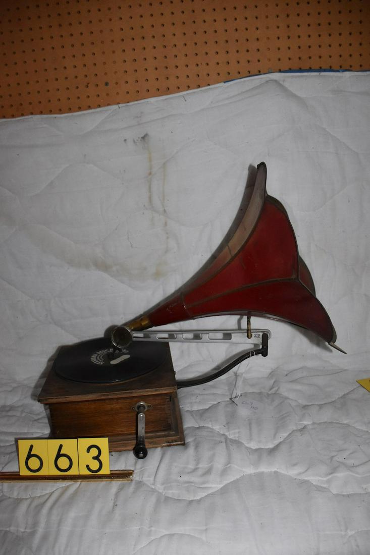Standard disc machine. Front mount red panel horn.: Complete with reproducer and crank