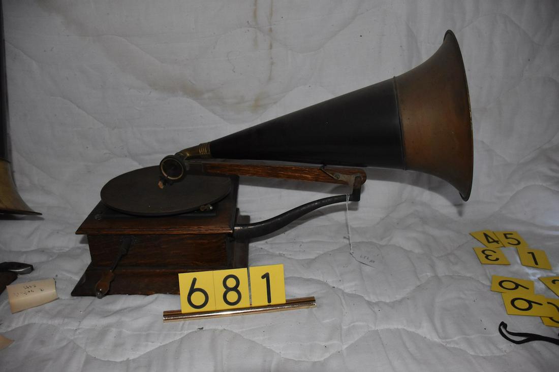 Victor P. Ca 1903. Front mount brass bell horn: Has crank and Exhibition reproducer, SN-9846