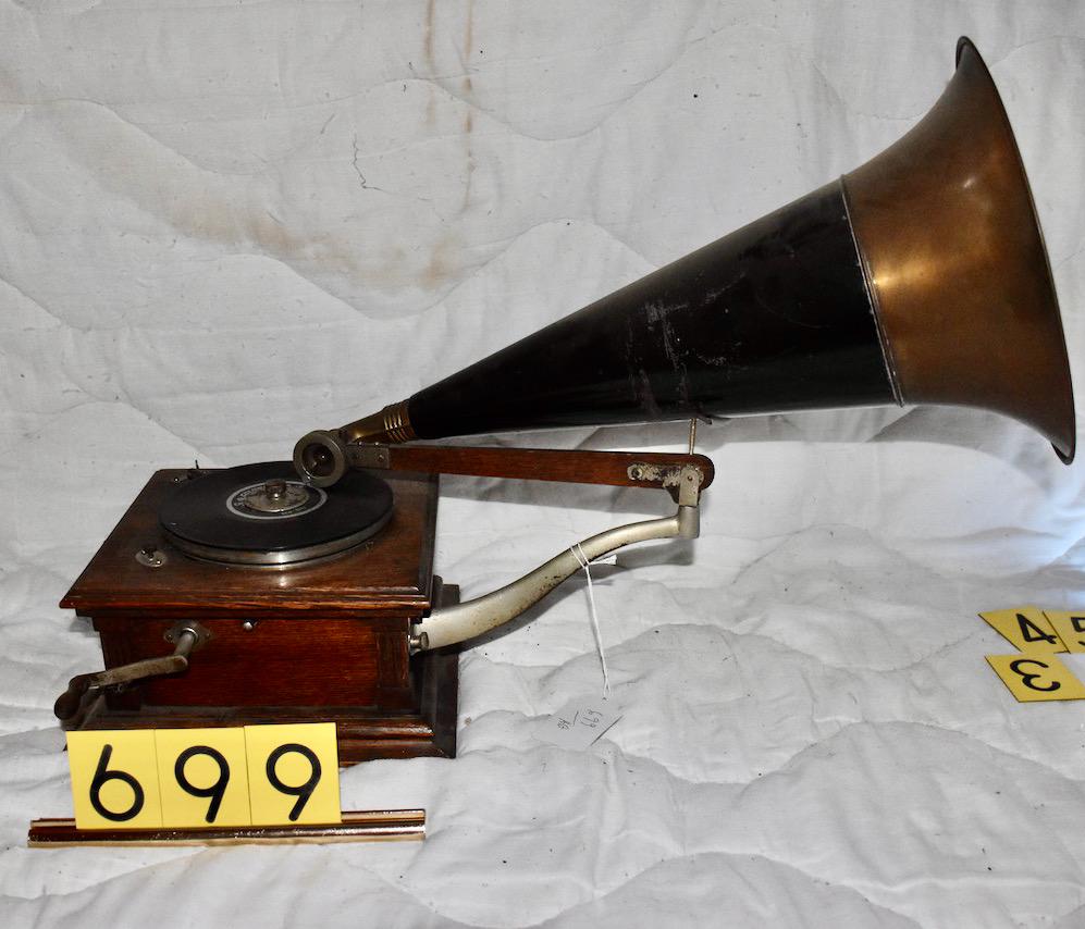 Victor E disc machine: Concert reproducer, front mount brass bell horn, record screw and crank. SN-36573
