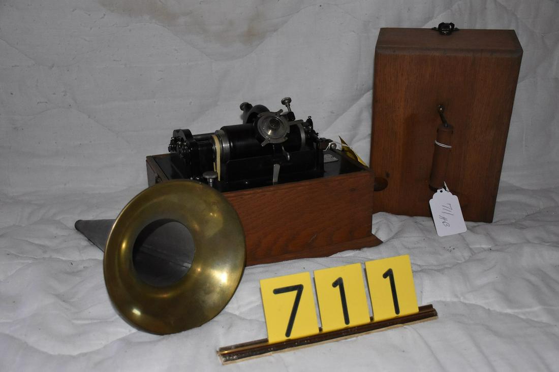 Edison Standard 2-latch square case cylinder phonograph: Has a wing reproducer and crank