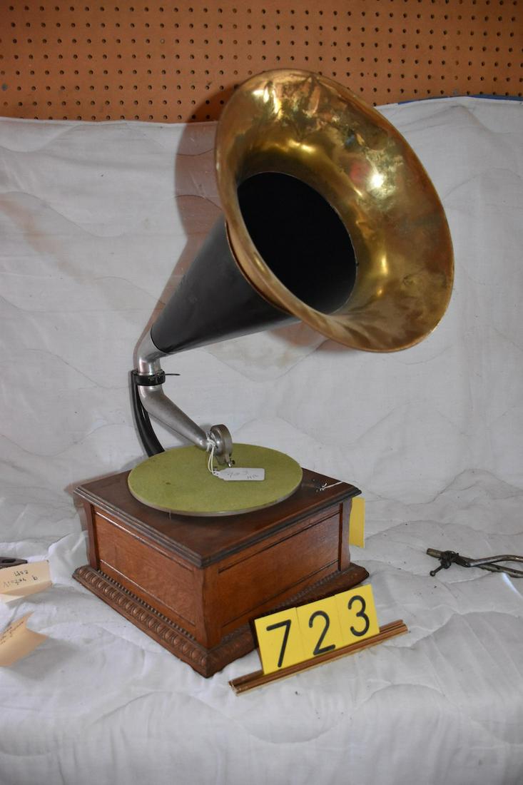 Talk-o-phone disc phonograph: Rear mount Victor brass bell horn. No crank