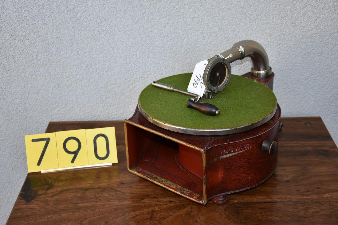 Wondertone metal case round phonograph: Complete with reproducer and crank